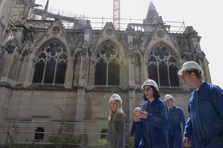Francoski predsednik Emmanuel Macron je ob drugi obletnici požara v katedrali Notre-Dame za francoski časopis Le Parisien zagotovil, da bo obnova potekala po načrtih in da bo izvedena do leta 2024. Foto: EPA