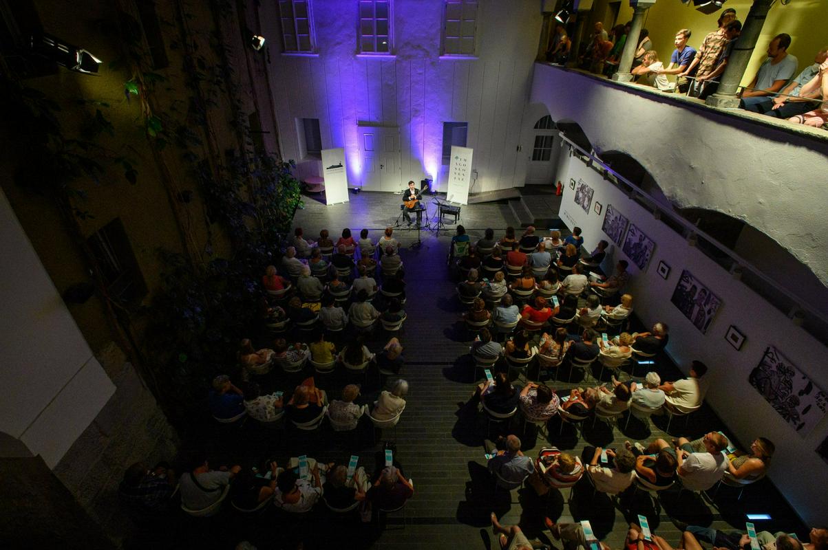 Utrinek z nedavnega koncerta v Atriju ZRC-ja SAZU-ja v Ljubljani. Foto: : Imago Sloveniae / Domen Pal