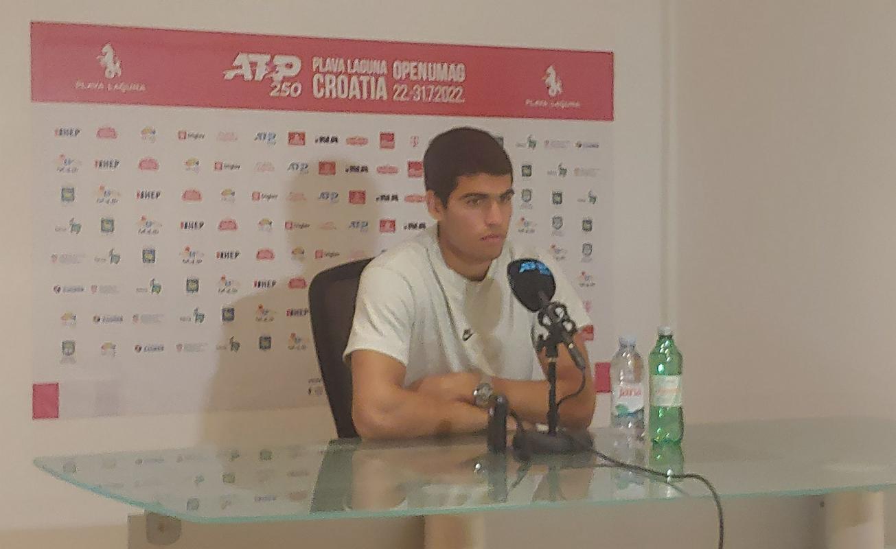 Carlos Alcaraz na novinarski konferenci ni bil preveč razočaran. Zadovoljen je, da se je prebil že na četrto mesto lestvice ATP. Vsi strokovnjaki mu napovedujejo preboj na prvo mesto.