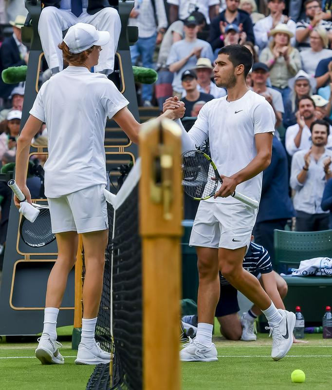 Sinner je v osmini finala Wimbledona pred mesecem dni v štirih nizih izločil Alcaraza. Rivalstvo nove generacije je v polnem razcvetu. Foto: EPA