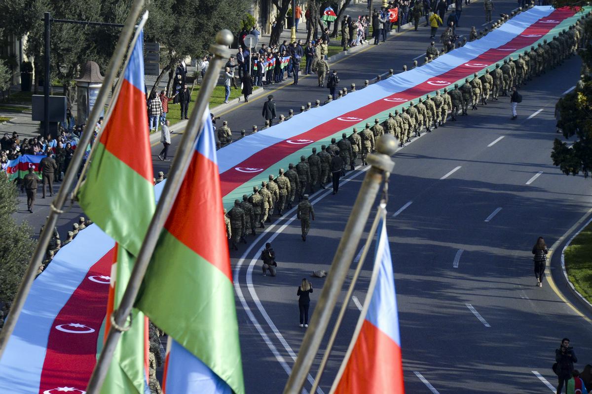 8. novembra v Azerbajdžanu slavijo dan zmage v znak zaznamovanja azerbajdžanske zmage v Gorskem Karabahu leta 2020. Foto: AP