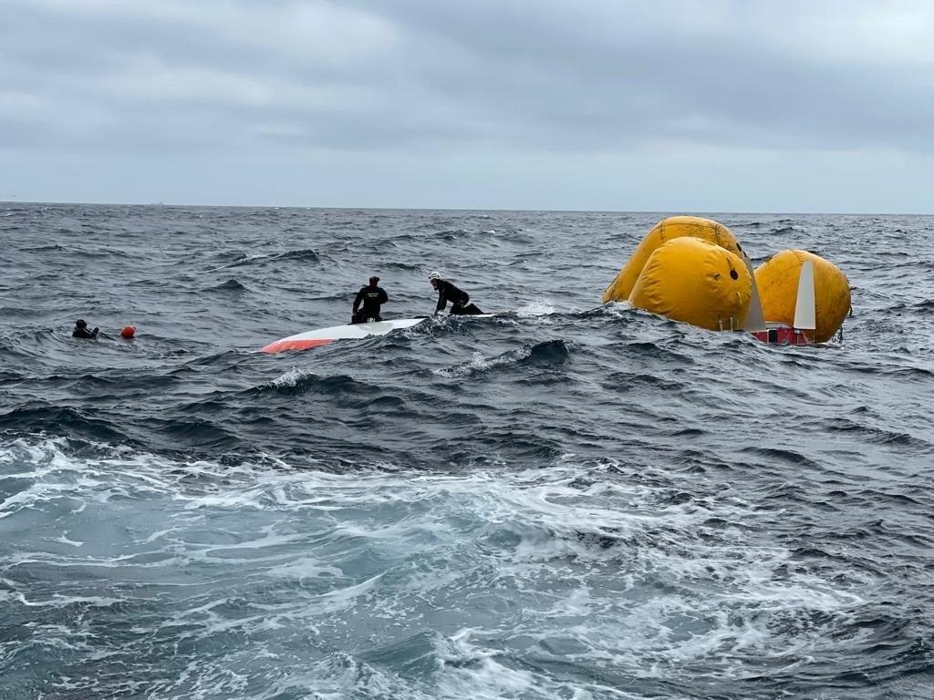 Salva-vidas amarraram bóias ao barco.  Foto: Reuters