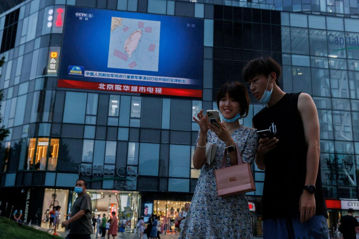 Življenje v Tajpeju poteka po ustaljenih tirnicah, a številni prebivalci so zaskrbljeni zaradi napetosti s Kitajsko. Foto: Reuters