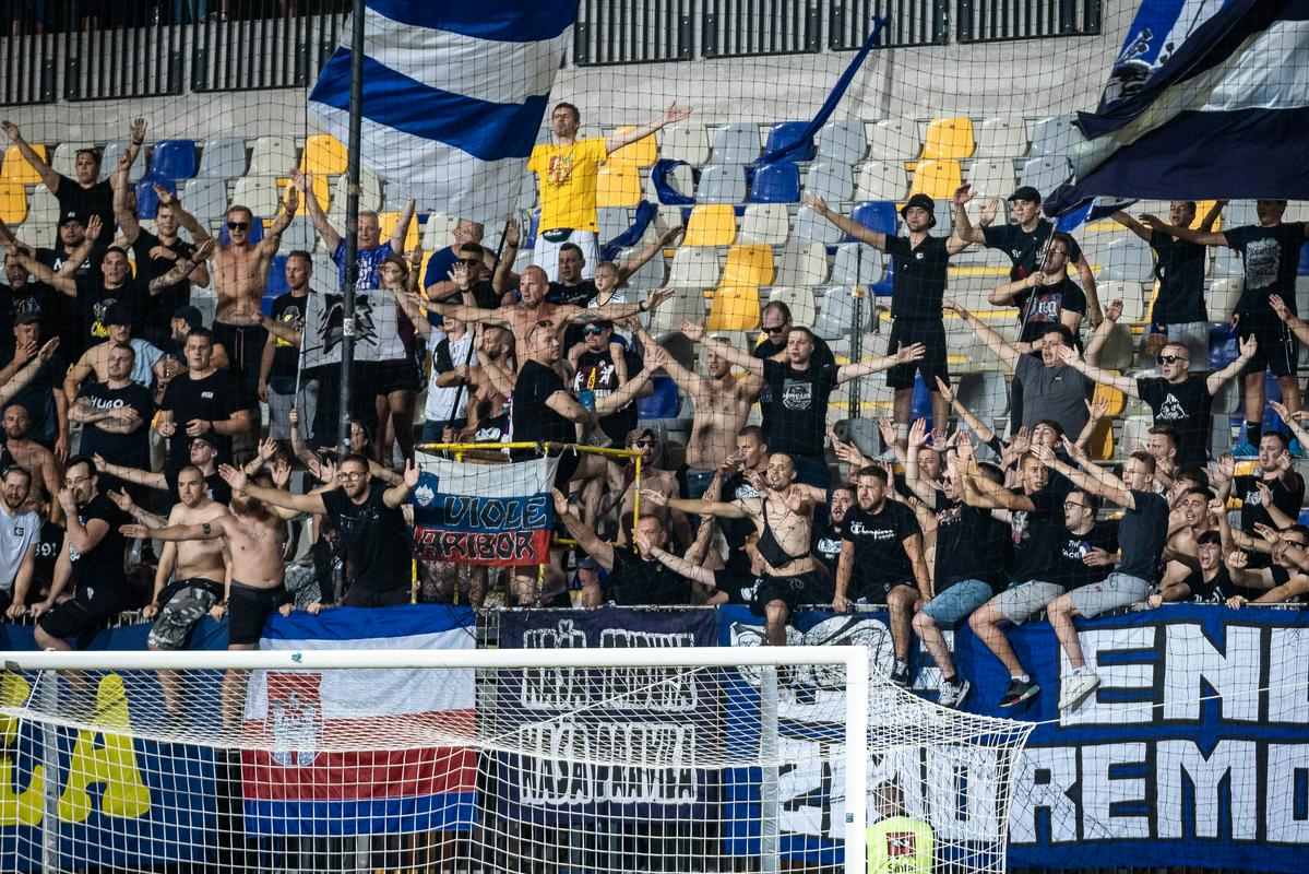 6000 navijačev je spet videlo nekonkreten Maribor, ki to sezono na vseh treh evropskih tekmah v Ljudskem vrtu ni dosegel niti enega zadetka. Foto: www.alesfevzer.com