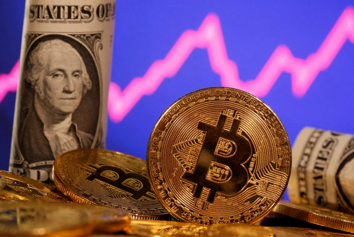 Last year at this time, the price of bitcoin was almost 60 thousand dollars, now it is 16 thousand, which means a drop of more than 70%.  Undoubtedly, there are quite a few Slovenians who got out of the cryptocurrency market in time and their earnings are measured in millions of euros, but there are probably even more who got burned.  Photo: EPA