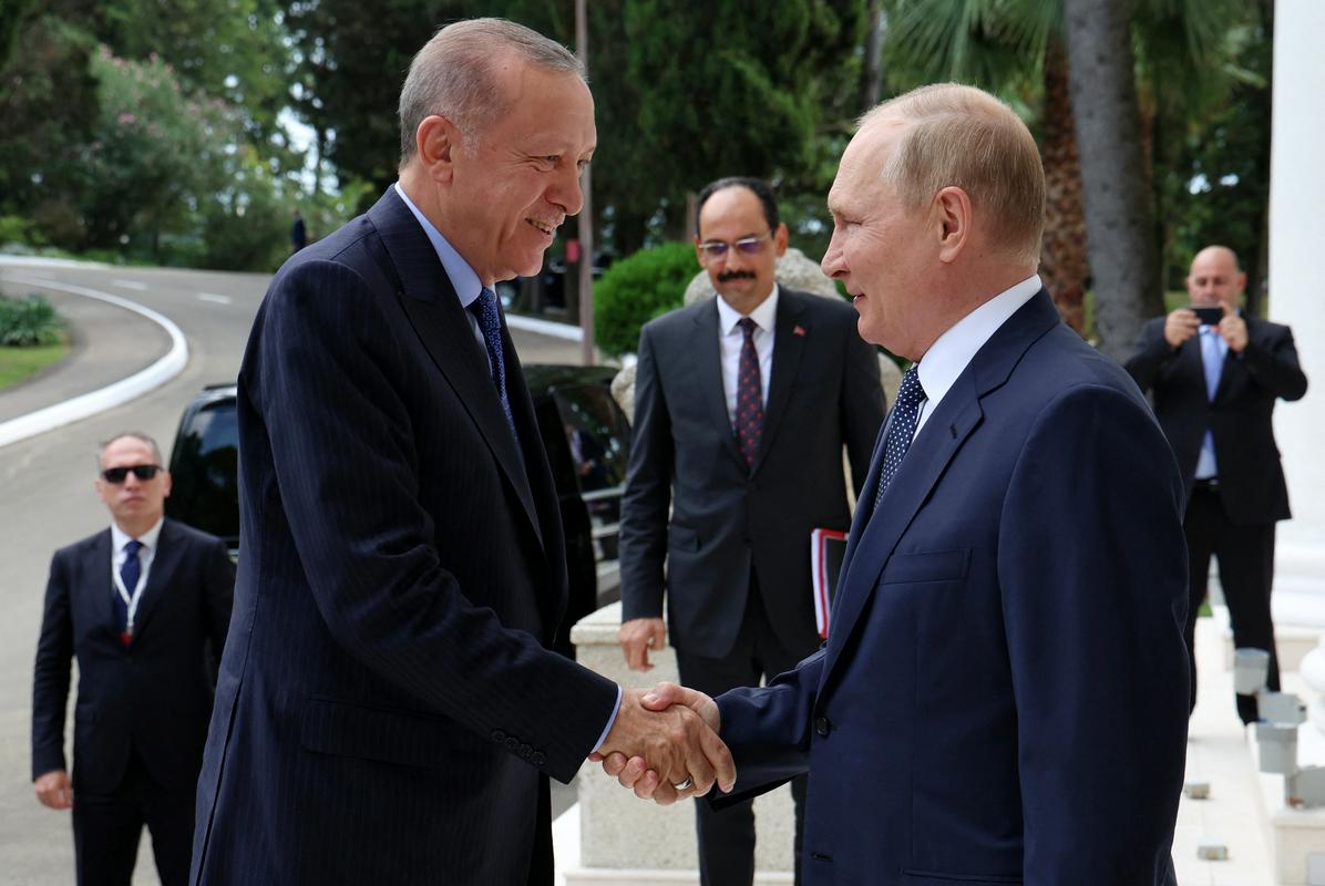 Ruski predsednik Putin je v ruskem letoviškem mestu Soči sprejel turškega kolega. Foto: Reuters