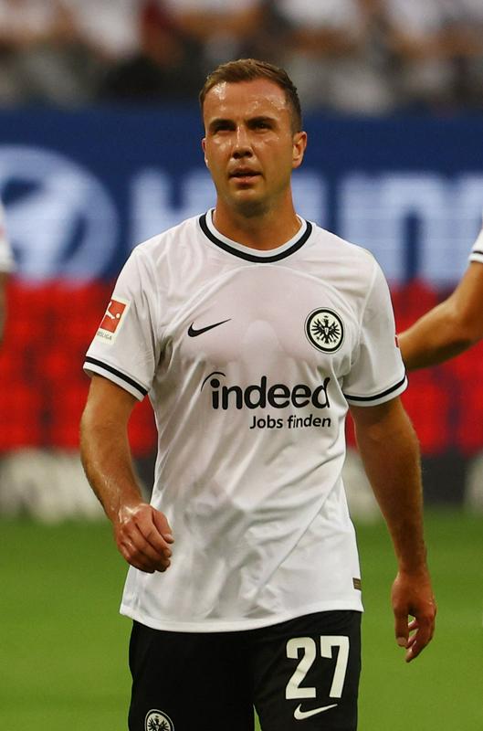 Mario Götze ni imel veliko prostora na sredini igrišča. Junak finala SP-ja 2014 je najbolj odmevna okrepitev Eintrachta, ki bo prvič igral v Ligi prvakov. Foto: Reuters