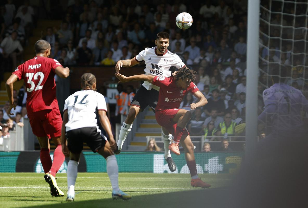 Aleksandar Mitrović je pri prvem golu takole preskočil Trenta Alexandra Arnolda. Foto: Reuters