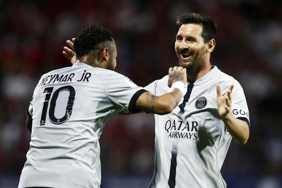 Igriva in učinkovita sta bila na sobotni tekmi Neymar in Messi, PSG pa je z visoko zmago začel francosko prvenstvo, v katerem je seveda znova prvi favorit, čeprav bo naredil vse, da končno tudi v Ligi prvakov osvoji lovoriko. Foto: EPA