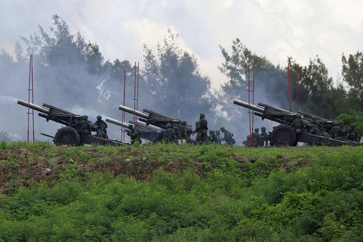 Na tajvanskih vojaških vajah so preizkušali tudi 155-milimetrske havbice. Foto: Reuters