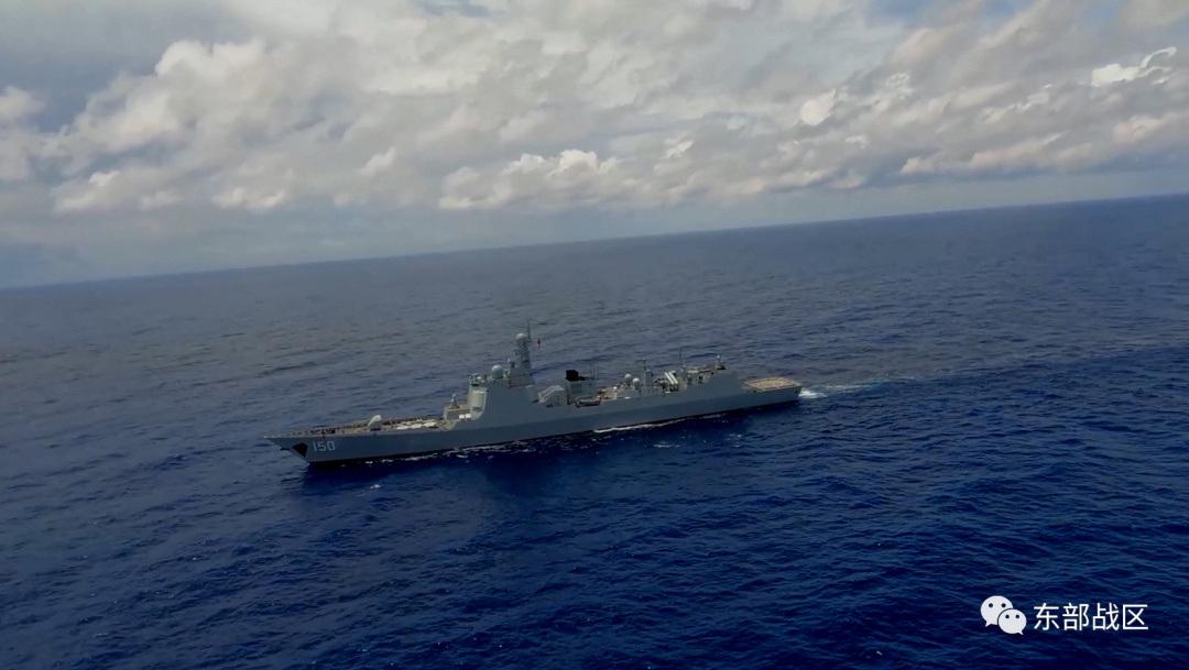 Kitajske vojaške ladje v Tajvanski ožini vseskozi pljujejo v bližini sredinske črte, ki je neuradna meja med celino in otokom in ki sta jo Peking in Tajvan do zdaj spoštovala. Foto: Reuters