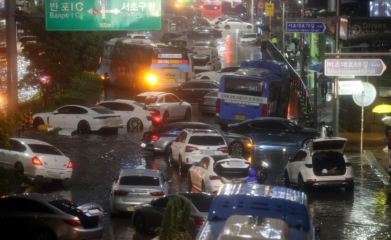 V Seulu je padla rekordna količina dežja. Foto: Reuters