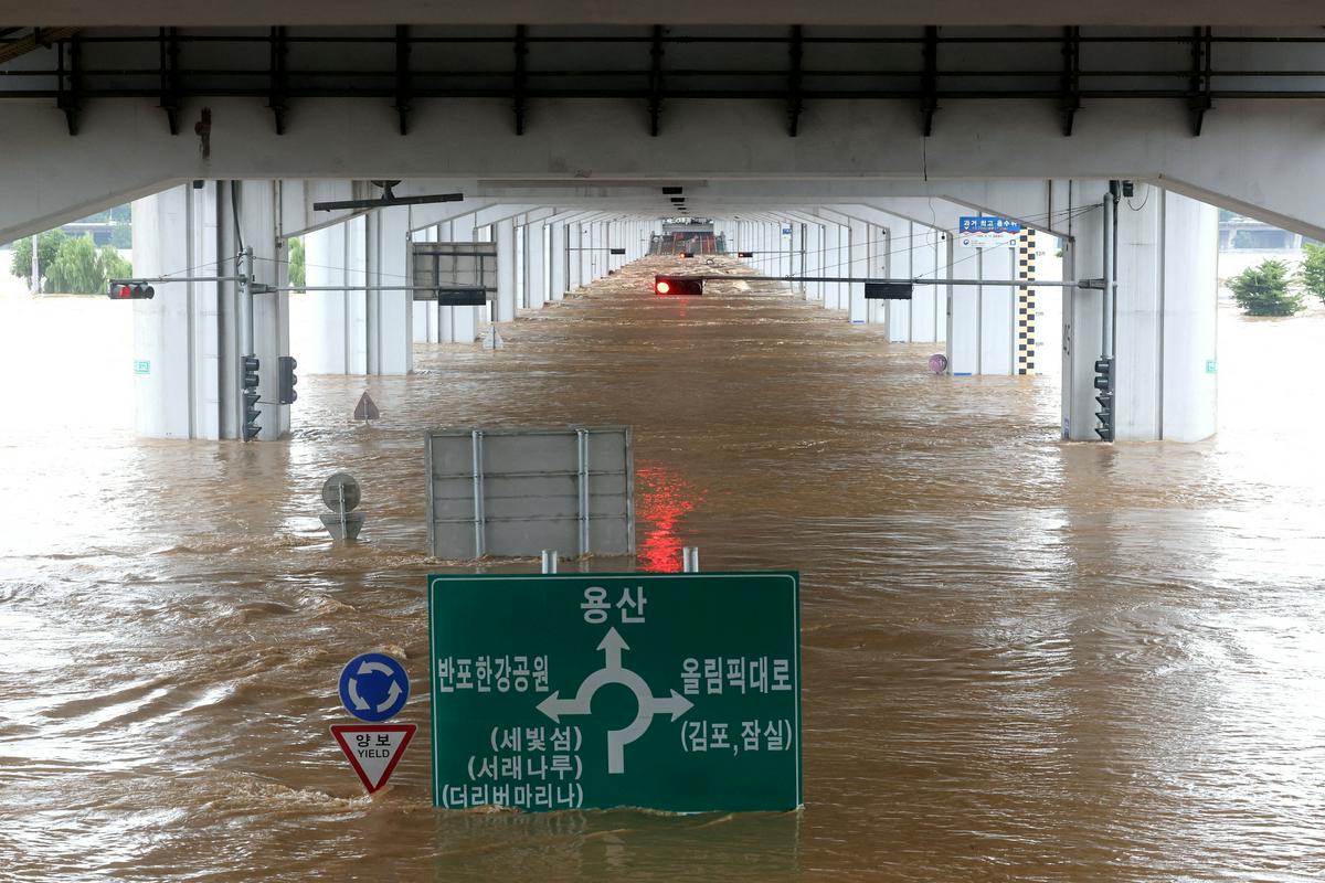 V Seulu so bile poplavljene ceste. Foto: Reuters