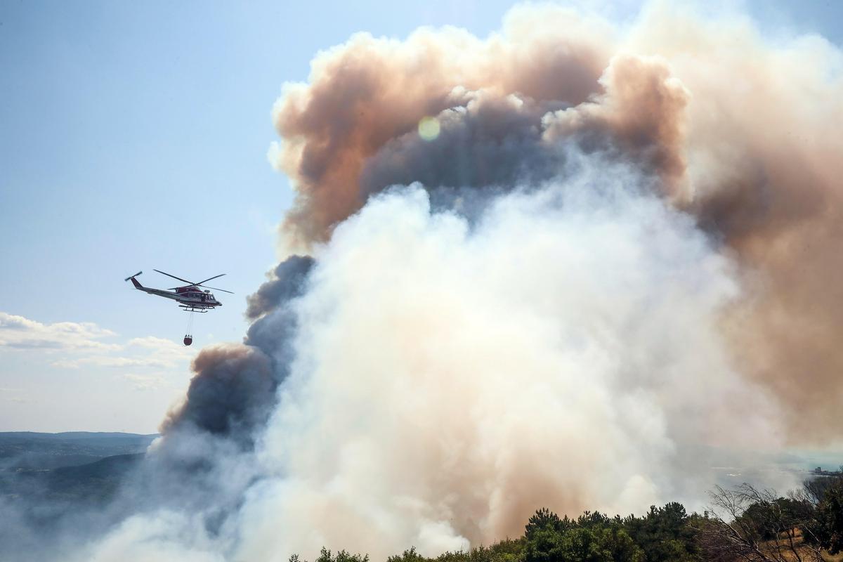 Gašenje požara s helikopterjem. Foto: BoBo