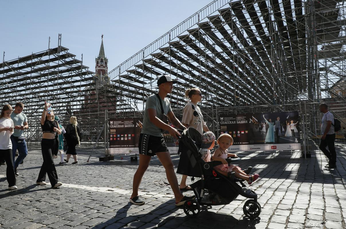 Evropska unija bi lahko ruskim turistom kmalu prepovedala vstop v države članice. Na fotografiji utrip na moskovskem Rdečem trgu. Foto: EPA