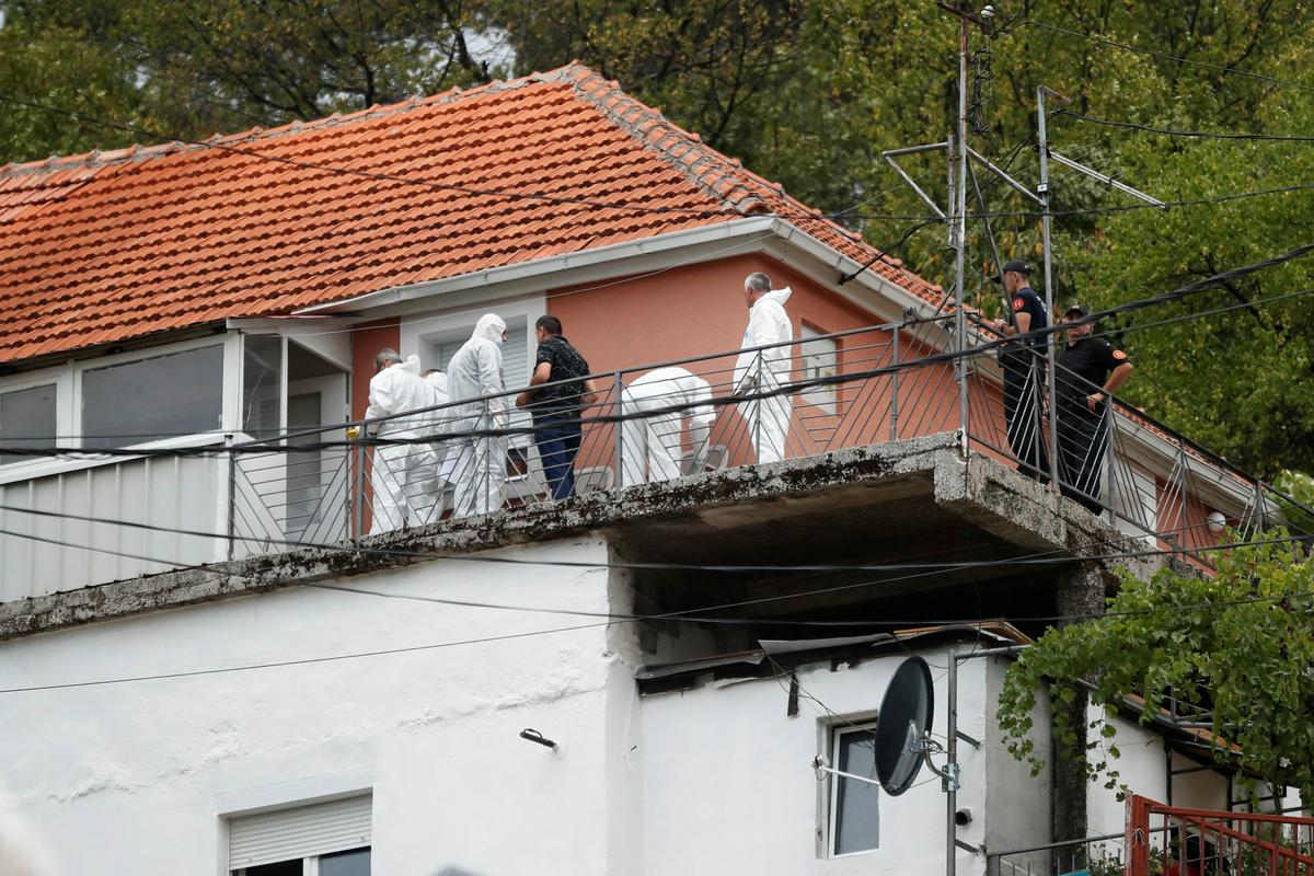 Forenziki preiskujejo hišo, kjer naj bi strelec začel napad. Foto: Reuters