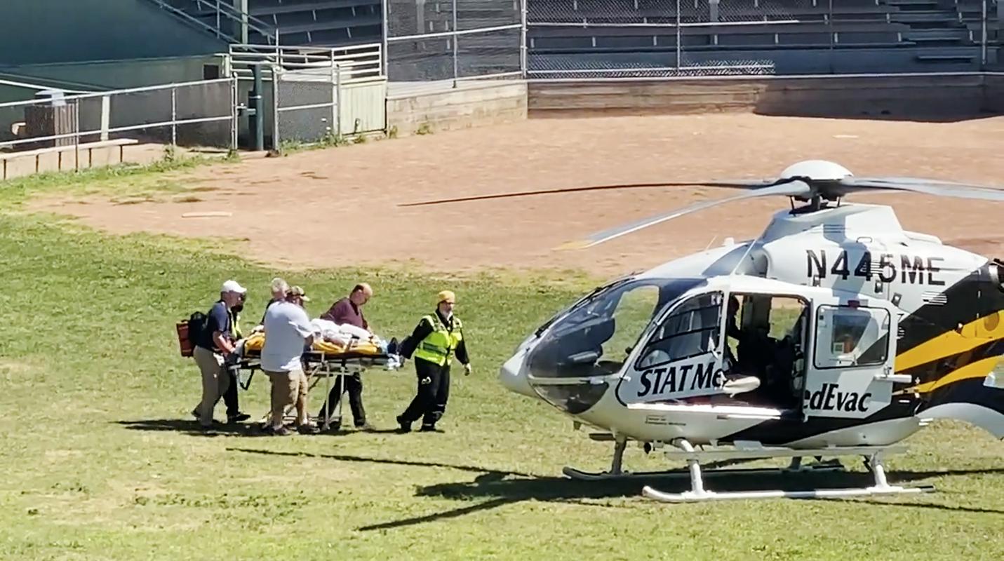 Salmana Rushdieja so po napadu v bolnišnico prepeljali s helikopterjem. Foto: EPA
