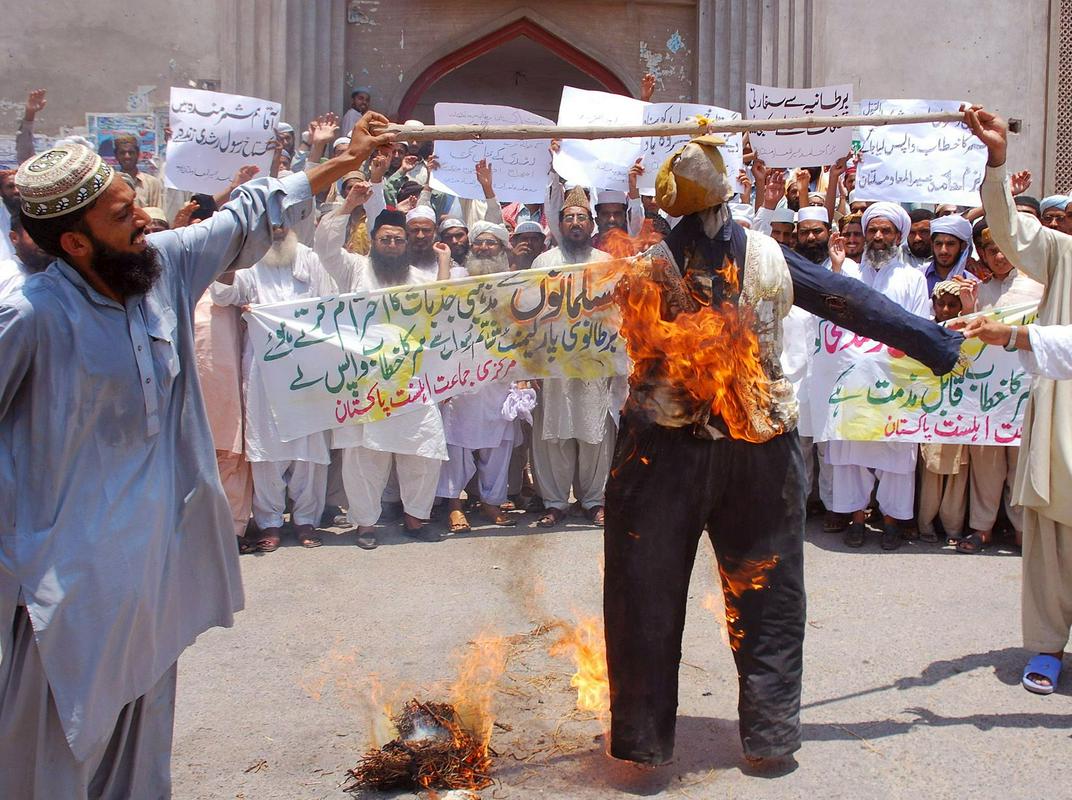 Protest s simboličnim sežigom Rushdiejeve lutke v Pakistanu. Foto: EPA