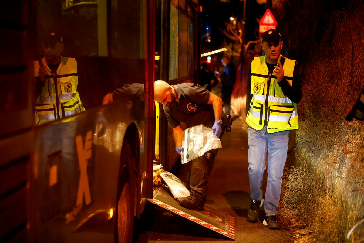 Policija pregleduje avtobus po napadu. Foto: Reuters