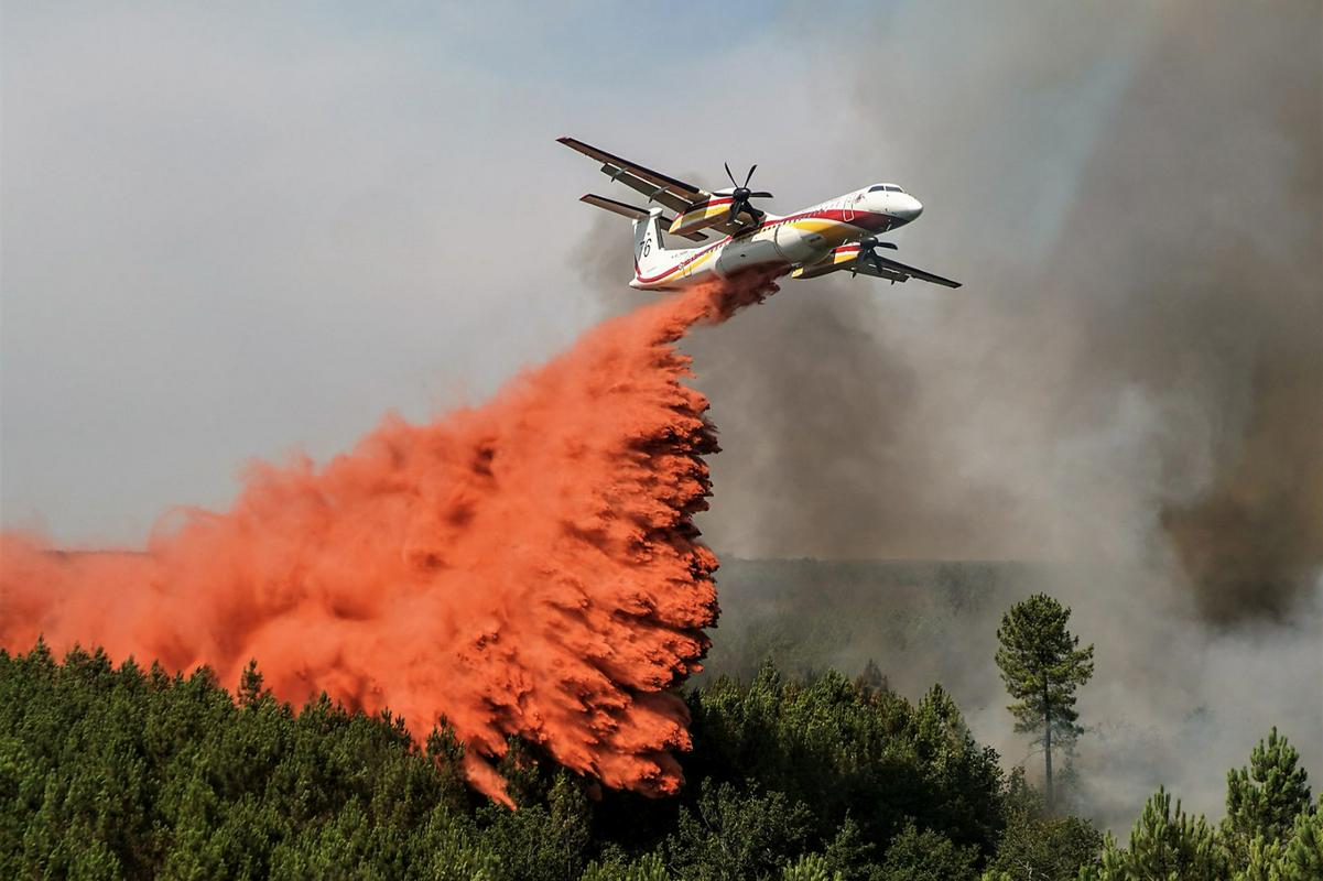 Požari so letos v Evropi opustošili že skoraj 660.000 hektarjev površin, kar je rekord v tem delu leta od začetka zbiranja podatkov leta 2006, so sporočili iz Evropskega informacijskega sistema za gozdne požare (EFFIS). Na fotografiji gašenja požara v Franciji. Foto: EPA