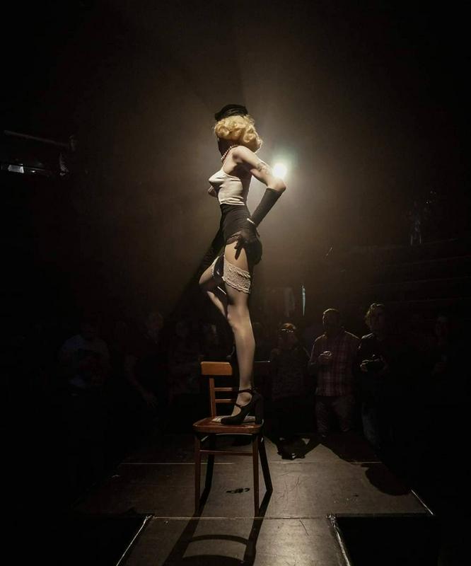 Cabaret Mademoiselle se je v zadnjih petih letih uveljavil kot merilo v bruseljskem nočnem življenju. Zagovarjajo odprtost in strpnost, na odru pa se srečujejo burleska, 
