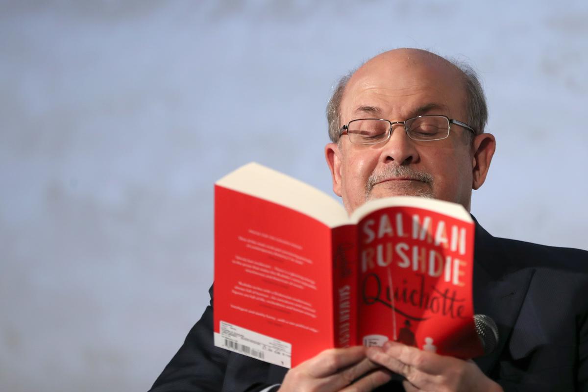 Rushdie je zaradi svojega literarnega ustvarjanja že desetletja deležen groženj s smrtjo. Foto: EPA