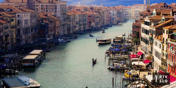 Venedig bestraft „Idioten“, die auf den Kanälen surfen