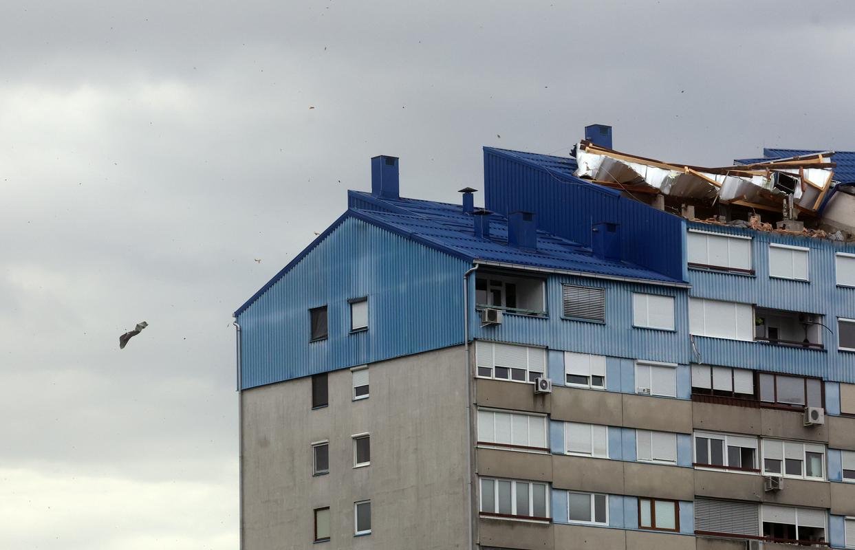 Veter je poškodoval streho na ljubljanskih Fužinah. Foto: BoBo/Borut Živulović