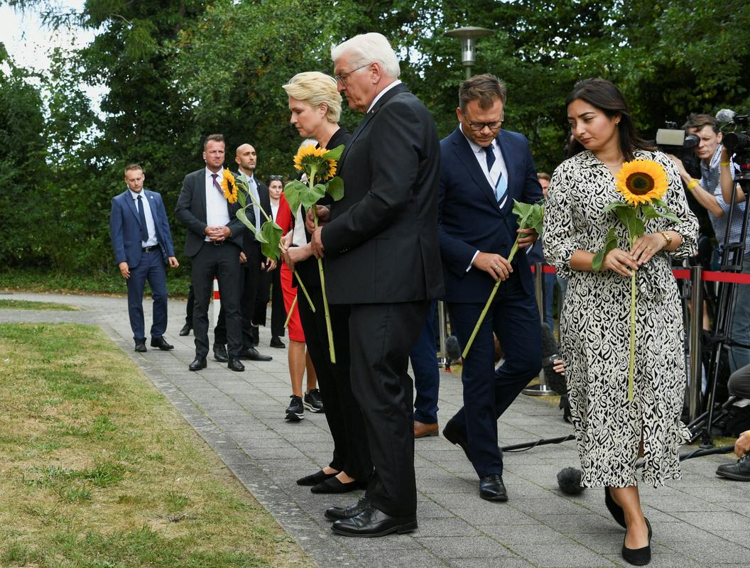 Predsednik Steinmeier in zvezna premierka dežele Mecklenburg – Zahodna Pomeranija Manuela Schwesig sta med spominsko slovesnostjo obiskala Sonnenblumenhaus oziroma hišo sončnic. Foto: Reuters