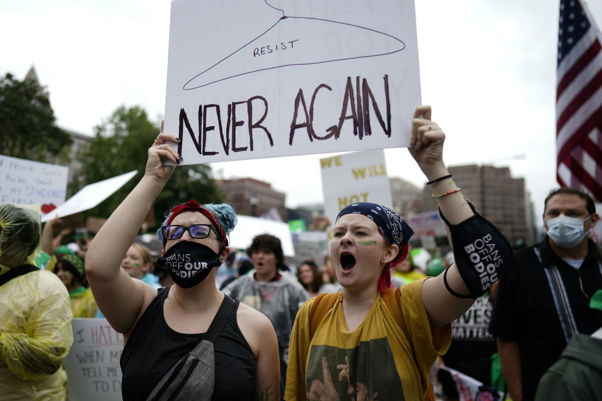 Prizor z julijskega protesta proti odpravi pravice do splava v Washingtonu. Ženske opozarjajo na nevarnosti, ki jih bo povzročila kriminalizacija splava. Foto: EPA