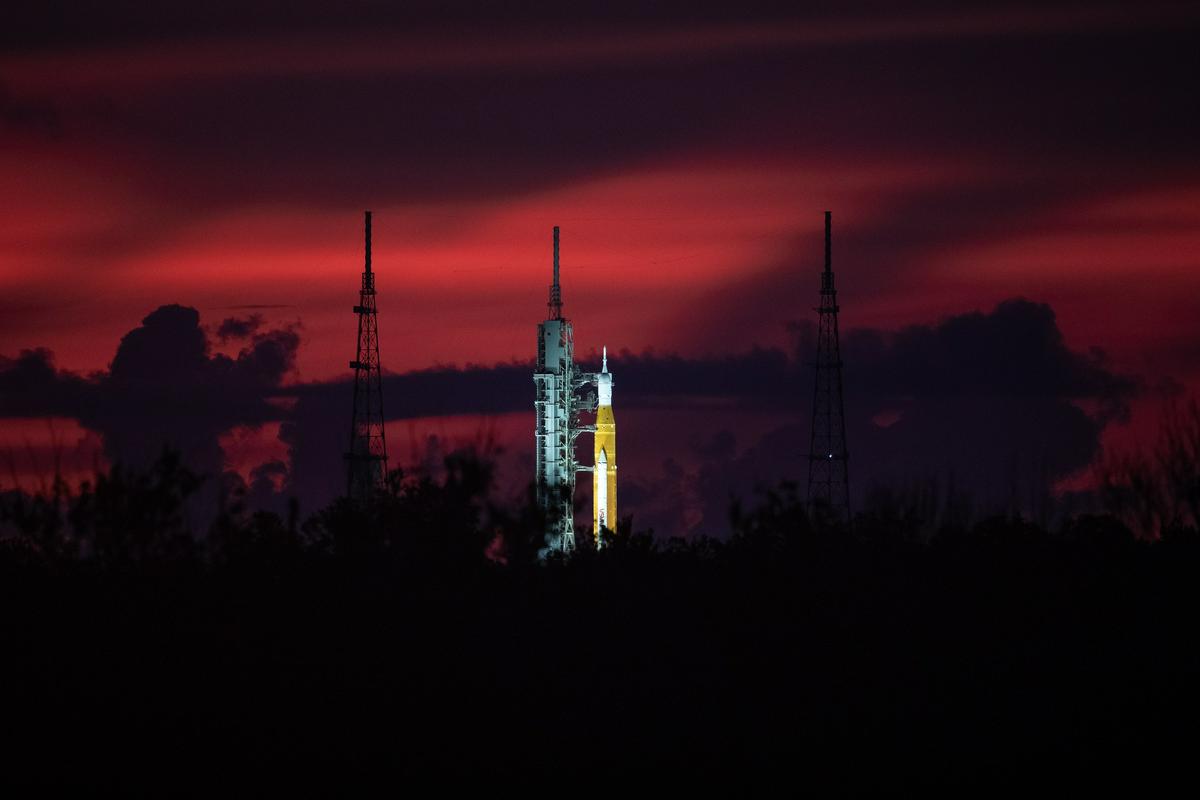 98 metrov visoka raketa na ploščadi 39B na Cape Canaveralu, Florida. S taiste ploščadi so letele številne misije Apollo in Space Shuttle. Foto: Nasa/Ben Smegelsky