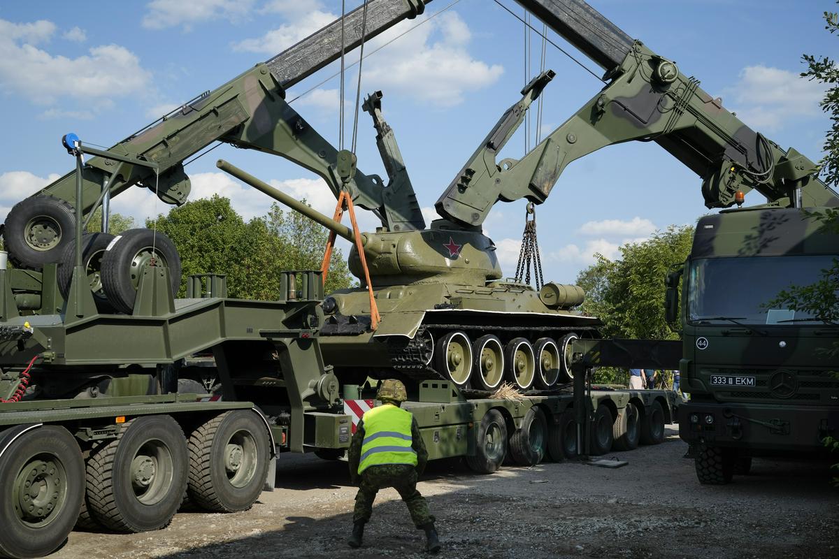 Nedavna odstranitev replike sovjetskega tanka T-34, ki je stal na estonskih tleh v bližini meje z Rusijo. Foto: AP