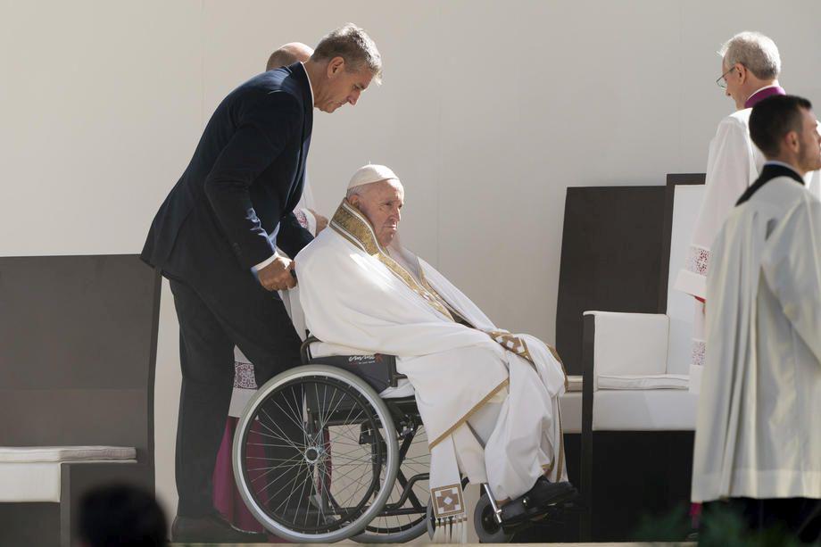 Papeža čaka daljše okrevanje. Foto: AP