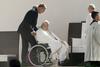 Papež dobro okreva, zdravniki želijo, da ostane v bolnišnici še prihodnji teden