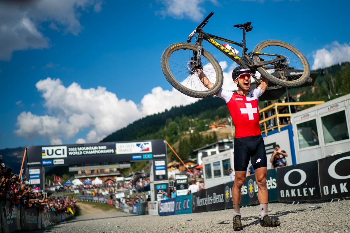 Nino Schurter je prvo mavrično majico oblekel leta 2004, ko je postal svetovni mladinski prvak v olimpijskem krosu. Od takrat je postal ikona kraljeve discipline gorskega kolesarstva. Foto: EPA