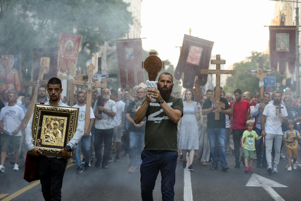 Udeleženci protesta proti Europridu v Beogradu. Foto: Reuters