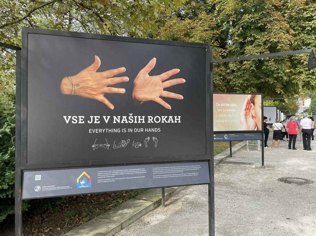 Plakat na razstavi Vse je v naših rokah. Foto: MMC RTV SLO/Ana Vojnović Zorman