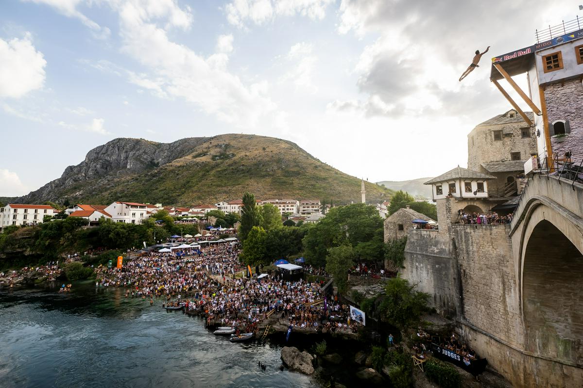 Pogled na množico ljudi pri mestu Mostar na jugu BiH-a, kjer je v ponedeljek potekalo tradicionalno tekmovanje v skokih z mostu. Foto: Reuters