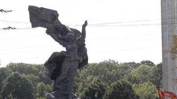 Raznoliki pogledi na vse intenzivnejše odstranjevanje sovjetskih spomenikov