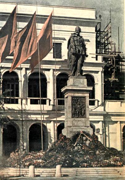 Leta 1989 so v Varšavi porušili spomenik Feliksu Dzeržinskemu, ki je po boljševiški revoluciji leta 1917 organiziral sovjetsko tajno policijo. Foto: Wikipedia