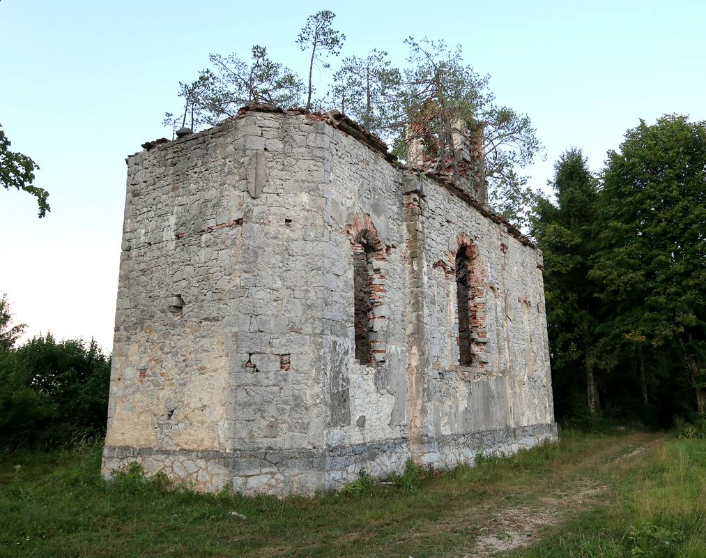 Ruševine cerkve Sv. Duha v Planini na Hribu. Foto: Simona Kermavnar
