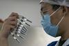 Kitajska odobrila poživitveni odmerek proti covidu-19 z inhalatorjem