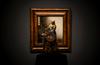Vermeerjeva Mlekarica šele naknadno postavljena pred belo steno