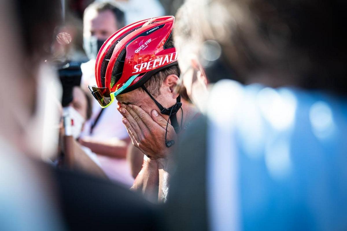 Po prečkanju ciljne črte na prelazu Navacerrada, in ko je ustavil kolo, so Remca Evenepoela preplavila čustva. Sezona 2022 je 22-letniku prinesla prvi 
