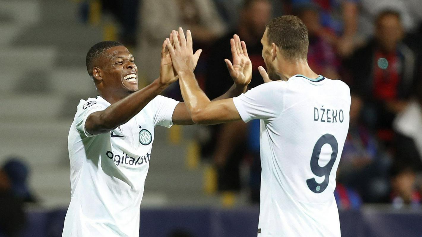 Denzel Dumfries e Edin Džeko deram ao Inter uma vitória na República Checa.  Foto: Reuters