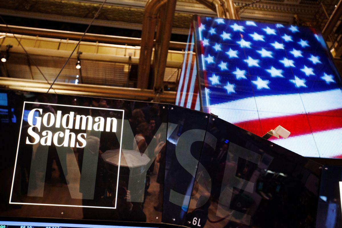 Goldman Sachs v pandemičnih letih 2020 in 2021 ni zniževal števila zaposlenih, zdaj pa je spet napovedal odpuščanje. Delo naj bi izgubilo vsaj odstotek zaposlenih, to pomeni okrog 500 bankirjev. Slovita investicijska banka je imela sicer v drugem četrtletju za 48 odstotkov nižji dobiček, bilo ga je za 2,8 milijarde dolarjev. Foto: Reuters