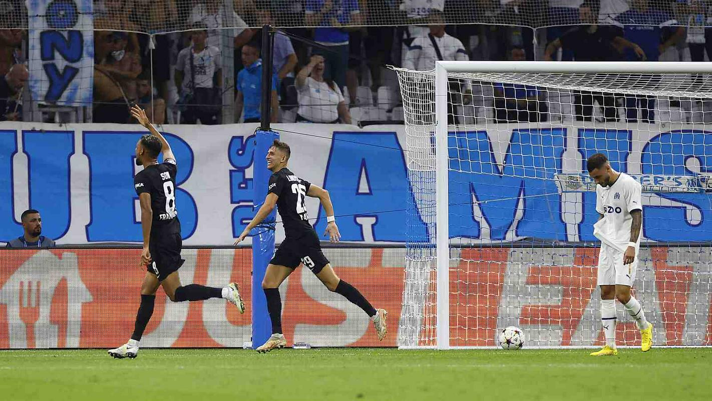 O Eintracht se recuperou da derrota na primeira rodada para comemorar em Marselha.  O gol da vitória para a equipe de Frankfurt foi contribuído por Lindstrom, que aproveitou um erro do meio-campista da casa Jordan Veretout.  Foto: Reuters
