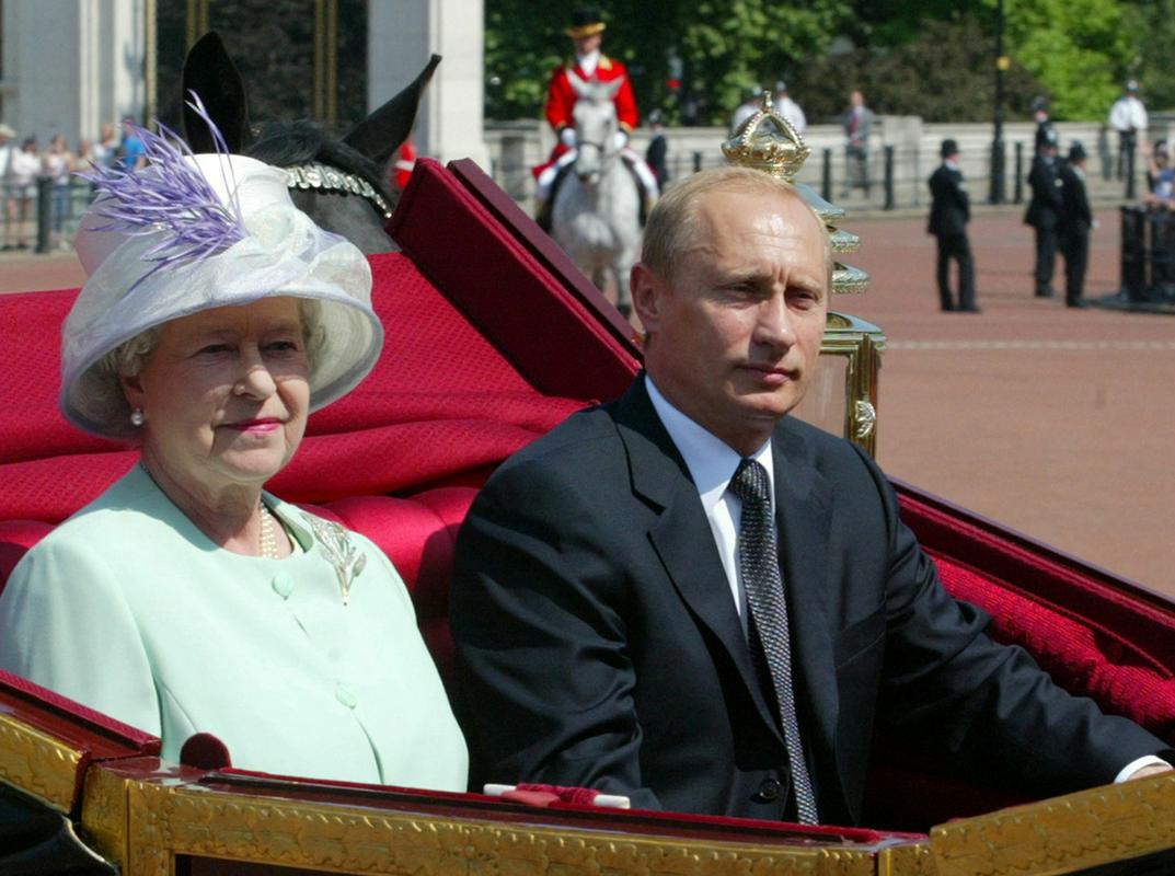 Kraljica z ruskim predsednikom Putinom. Foto: Reuters