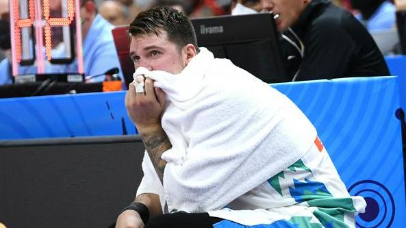 Razočaranje najboljšega slovenskega igralca Luke Dončića. Foto: Reuters