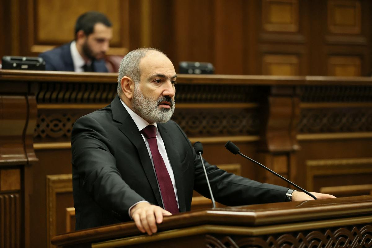 Armenski premier Pašinjan med nagovorom parlamenta. Foto: Reuters